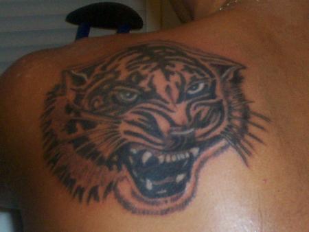 A rugir de plaisir, maintenant je l'ai sur la peau